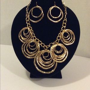 Beautiful Goldtone hoop necklace earring set